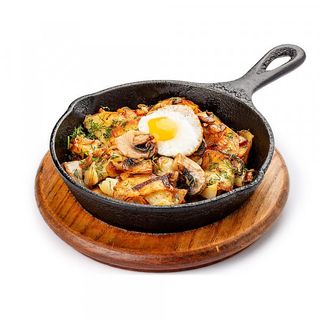 Картопля з грибами і цибулею, смажена в сковороді по-домашньому 