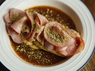 Омлет з шинкою та соусом демігляс