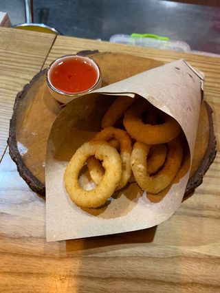 Цибулеві кільця з гострим соусом (120/30г)