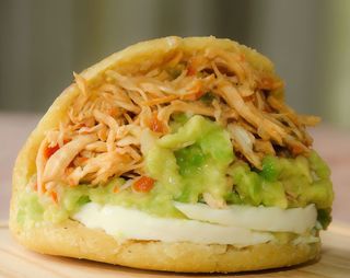 Arepa Mixta rellenas de carne, pollo y queso 