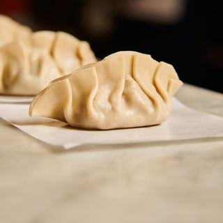 Gyozas de pollo con verduras y ali oli de teriyaki y limón (4u)