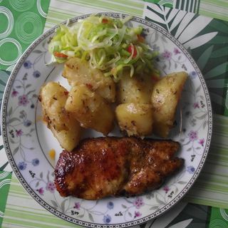 Filet z grilla,ziemniaki,surówka