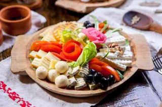 PLATOUL BUNICII CU BRANZETURI