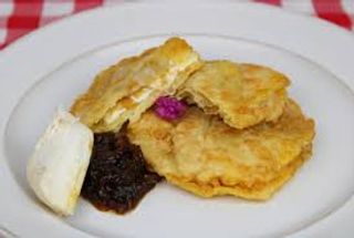 Patatas D'Olot Farcides De Formatge De Cabra I Ceba Confitada