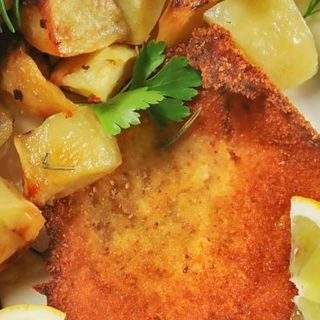 Cotoletta di carne con patate al forno