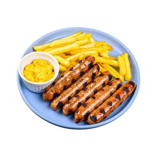 Свински наденички с пържени картофи