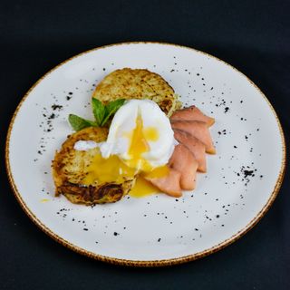 Картофельные драники с яйцом пашот и копчёной сёмгой
