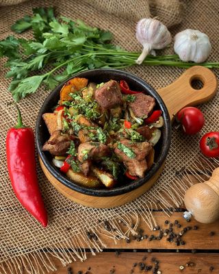 ოჯახური ღორის ხორცით