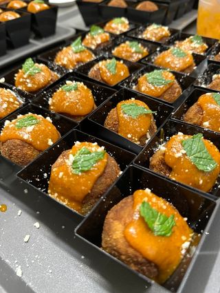Polpette di melanzana con salsa di datterini rossi e gialli
