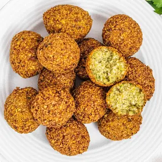 Panino con falafel, verdure e salse