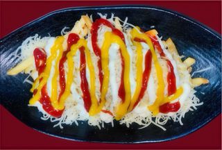 Papas con Queso y 3 Salsas