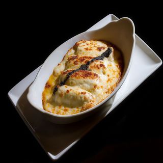 Canelones De Carne Y Foie Con Bechamel Y Trufa Negra