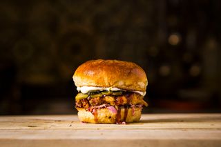 Бургер с дърпано свинско месо (300г)