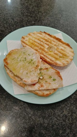 1/2 Bocadillo Caliente De Lomo Fresco