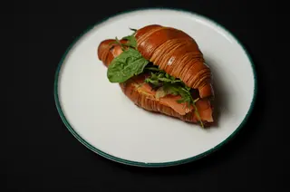 Круасан з лососем