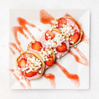 16.Pankejki z piankami Marshmallows i truskawkami