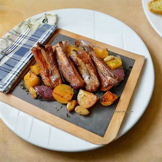 Coaste de porc glazurate si cartofi wedges