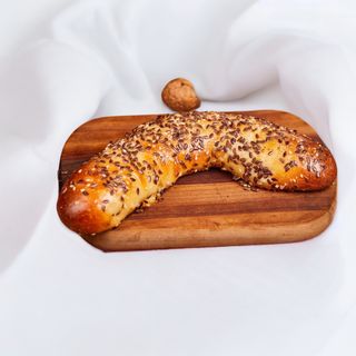 Kifla sa maslinama, sirom i bosiljkom