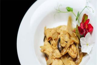 E7. Pollo con funghi e bambù