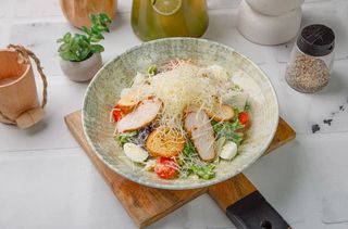 «Цезарь» с запечённой курицей (330г)