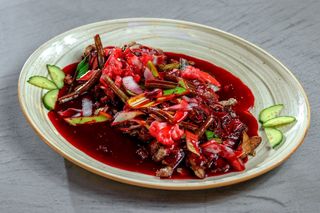 Pato Crujiente Aromático en una rica reducción de vino tinto 