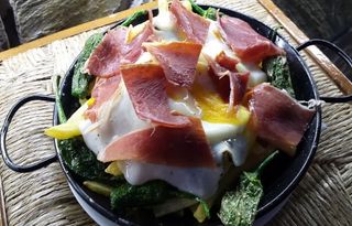 Huevos Rotos Con Jamón Serrano 