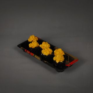 Черный ролл лосось манго