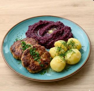Kotlety mielone, ziemniaki, zasmażane buraczki
