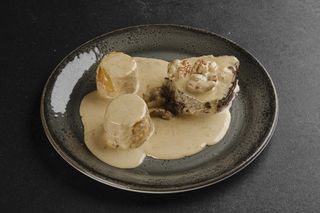 МЕДАЛЬЙОН ІЗ ЯЛОВИЧИНИ У СОУСІ БЛЮ-ЧІЗ