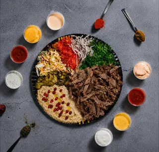 Kebab de Vita cu Berbecuț cu Sos de Vinete si Rodie la Farfurie