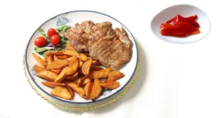 Ceafa la gratar cu cartofi auriti si salata de ardei copti