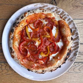 Піца з пепероні, солодким перцем та шрірачею (490г)