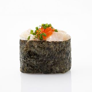 Гункан із сібасом та червоною ікрою