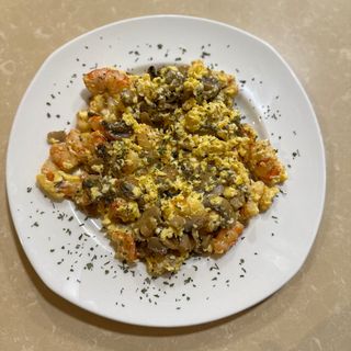 Revuelto de gambas y champiñones