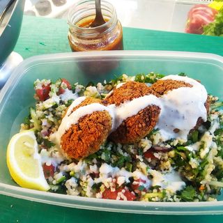 Bol de falafel (falafel, tabulé con quinua, toum/hummus, gofre de patata)
