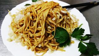 Pržene nudle sa kupusom i piletinom