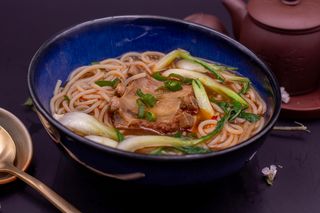 Spaghetti di riso al brodo con spuntature di maiale/排骨粗粉干