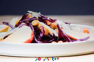 Insalata di cavolo viola, mele, carote, ceci, timo e maggiorana
