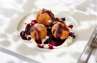 Papanaşi cu smântână si dulceaţă de casă