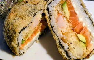 Sushi burger z łososiem i krewetkami w tempurze