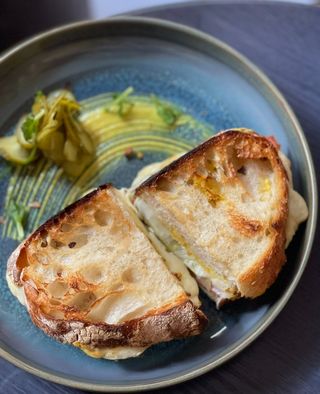 Хлібний тост з шинкою та солоними огірками