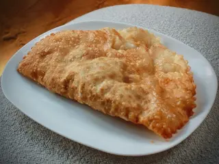 Чебурек з бринзою та зеленню (180g)
