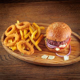 Vege burger sa pomfritom, pohovanim lukom i pohovanom paprikom