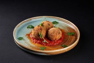 Патладжанени кюфтенца с моцарела и нежно доматено суго