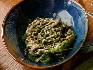 Хіяші вакаме з горіховим соусом