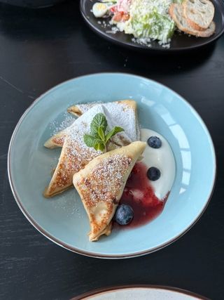 Млинці з сиром зі сметаною та малиновим джемом