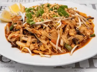 Pad Thai z kurczakiem i warzywami