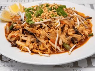 Pad Thai z kurczakiem i warzywami