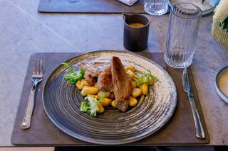 Teleći medaljoni u umaku od vrganja