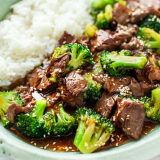 Wołowina z brokułami i czosnkiem 